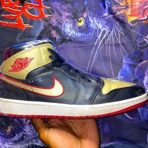 Jordan 1 mid “black gold red” size 10